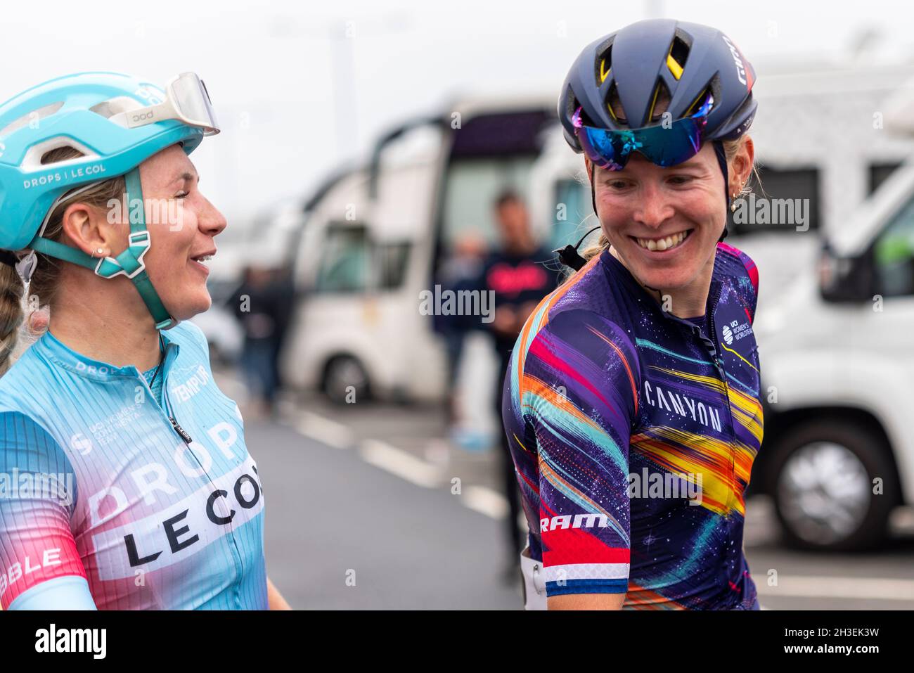 Hannah Barnes de l'équipe Canyon SRAM et Anna Christian de l'équipe dépose le Col à la fin de la course du cycle AJ Bell Women's Tour, étape 4, Southend on Sea Banque D'Images Hannah Barnes de l'équipe Canyon SRAM et Anna Christian de l'équipe dépose le Col à la fin de la course du cycle AJ Bell Women's Tour, étape 4, Southend on Sea Banque D'Images