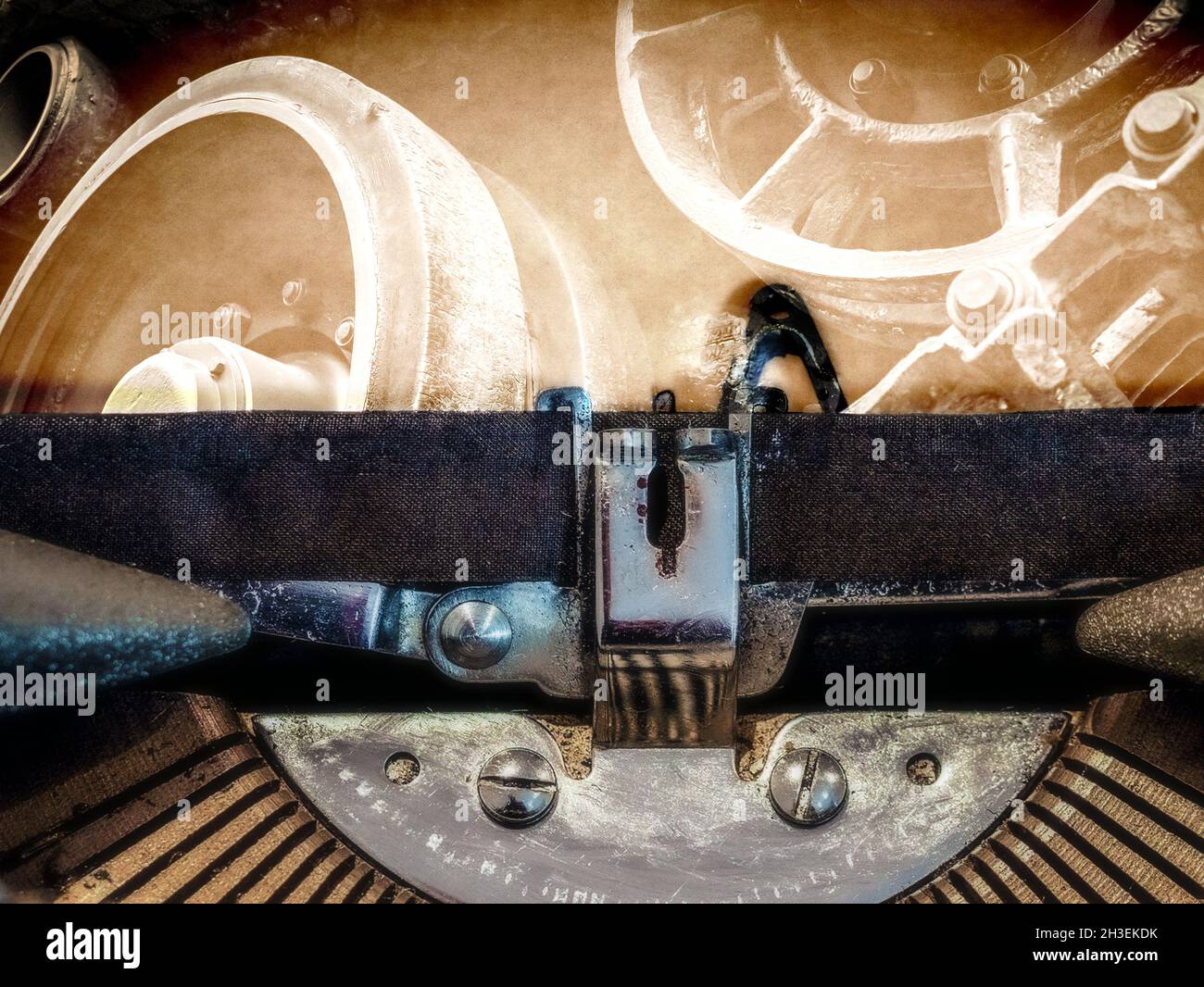 Machine à écrire classique avec chenilles de réservoir en arrière-plan Banque D'Images