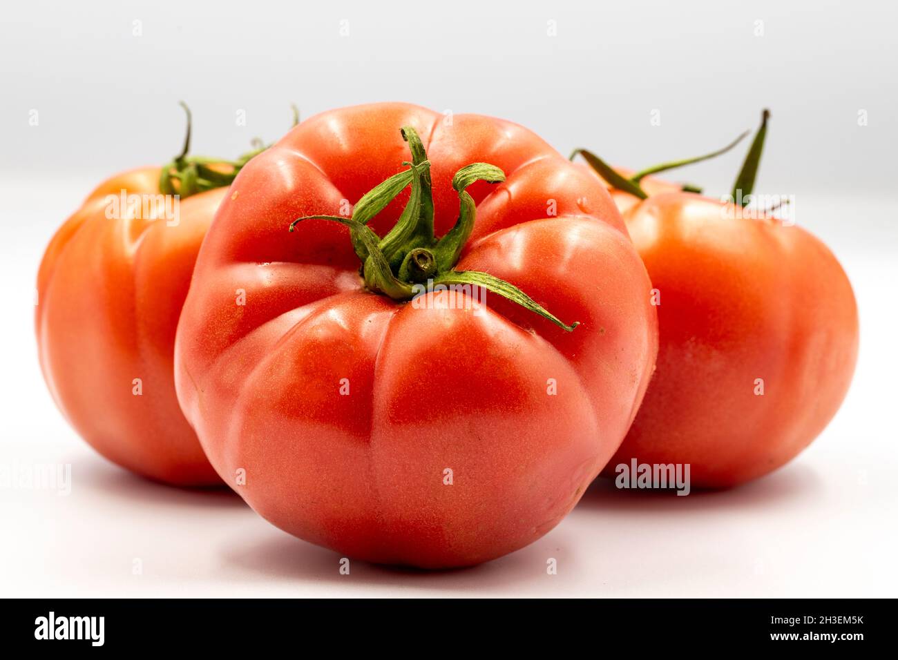 Tomate de bœuf rouge isolée sur fond blanc avec ombre.Gros plan Banque D'Images