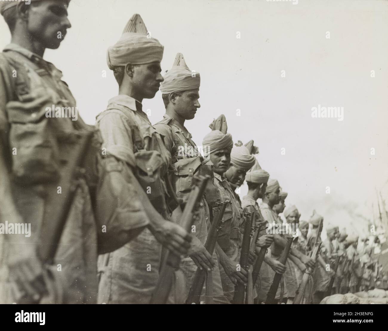 Une photo vintage vers 1941 des soldats de l'armée indienne en parade avant l'invasion japonaise de la Malaisie et la chute de Singapour Banque D'Images