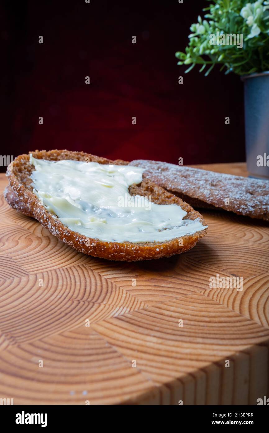 Helsinki / Finlande - 28 OCTOBRE 2021 : cuisine finlandaise traditionnelle : morceaux authentiques de pain de seigle avec garniture au beurre. Banque D'Images