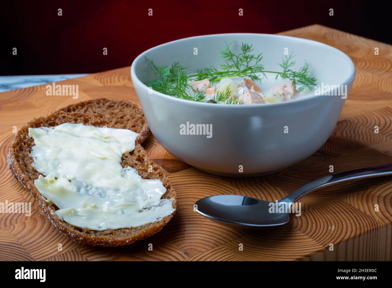 Helsinki / Finlande - 28 OCTOBRE 2021 : cuisine finlandaise traditionnelle : bol de soupe crémeuse au saumon avec garniture à l'aneth.Deux morceaux de pain de seigle sur le côté. Banque D'Images