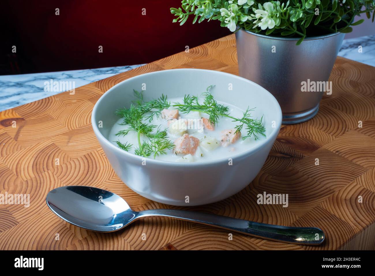 Helsinki / Finlande - 28 OCTOBRE 2021 : cuisine finlandaise traditionnelle : bol de soupe crémeuse au saumon avec garniture à l'aneth. Banque D'Images
