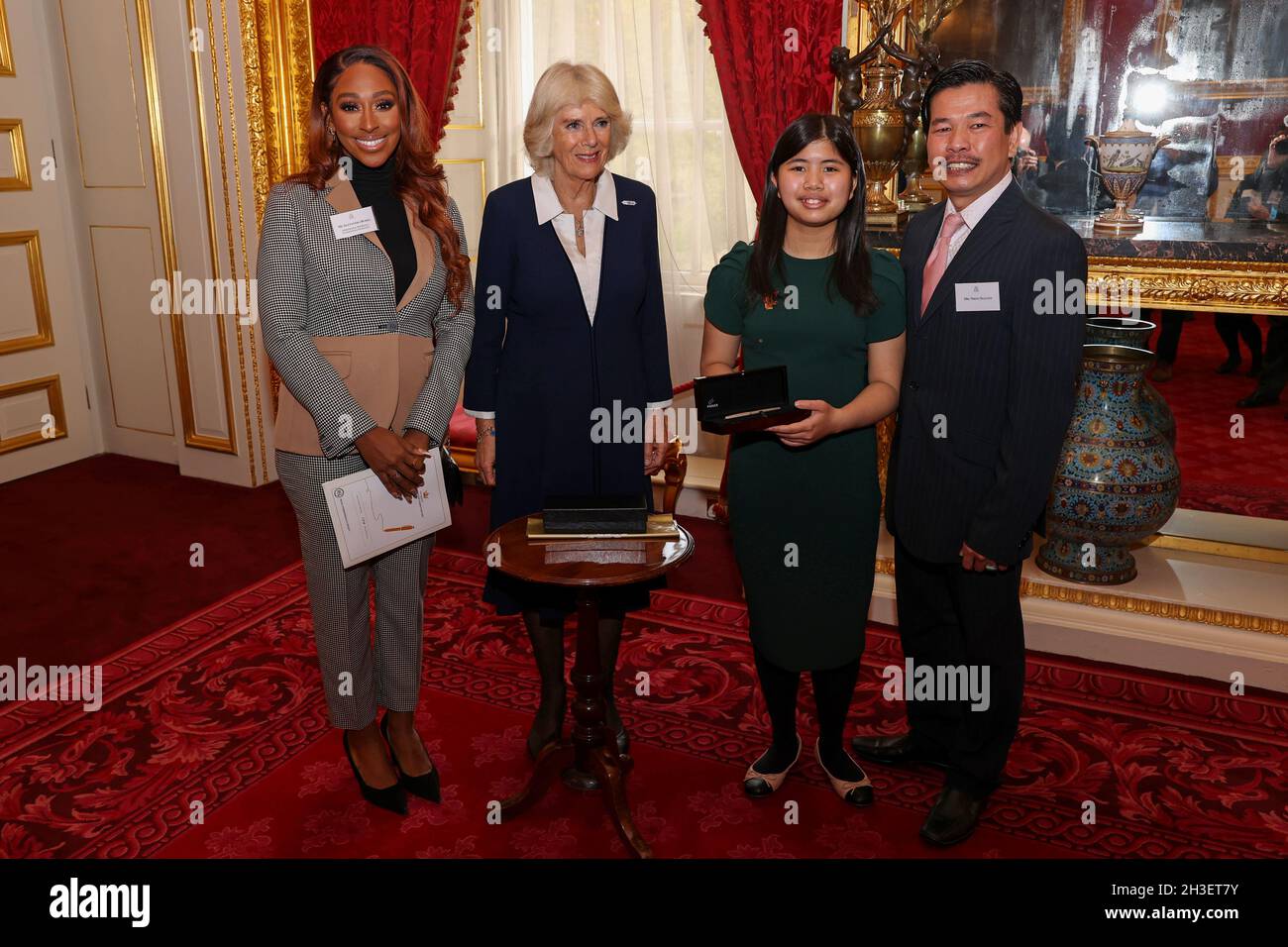 (De gauche à droite) Ambassadeur auprès du RCS Alexandra Burke, la duchesse de Cornwall, Junior Winner de 2020 Cassandra Nguyen et Nhon Nguyen lors d'une réception pour les gagnants du concours d'Essay du Commonwealth de la Reine 2021 au Palais St James à Londres.Date de la photo: Jeudi 28 octobre 2021. Banque D'Images
