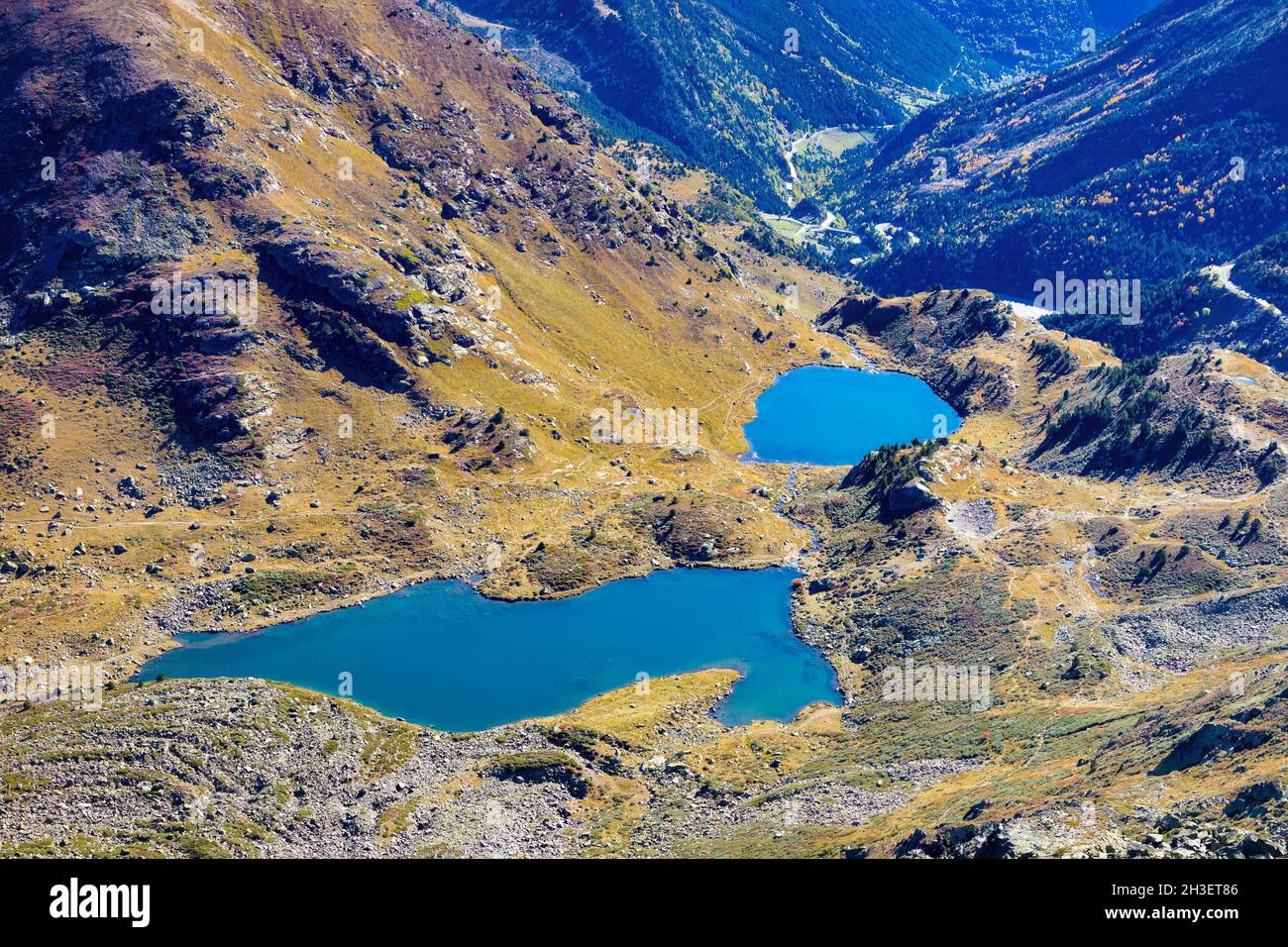 Vue aérienne des lacs inférieur et central de Tristiana depuis le point de vue de Solar de Tristaina, Arcalis, Andorre Banque D'Images