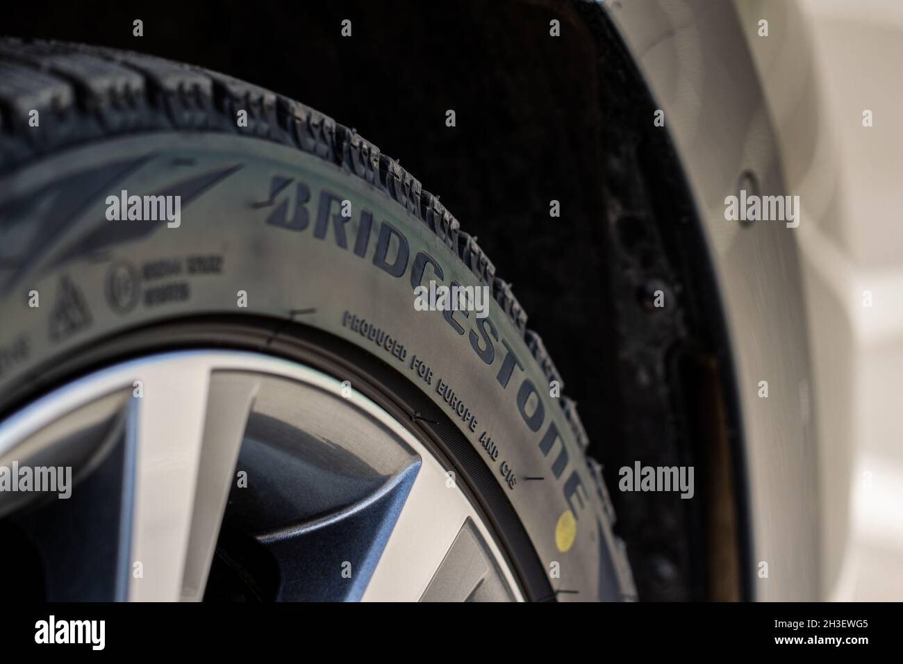MOSCOU, RUSSIE - 04 AVRIL 2021 logo Bridgestone sur le flanc du nouveau pneu. Banque D'Images
