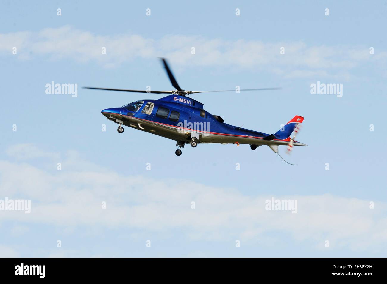 Jonathan Palmer (GBR), directeur général de Motorsport Vision, débarque son hélicoptère à la finale de la British Touring car à Brands Hatch, Kent, Royaume-Uni Banque D'Images