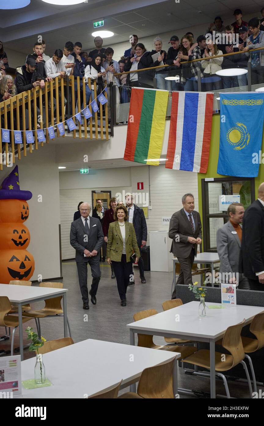 Première visite de la journée : le roi Carl XVI Gustaf et la reine Silvia visitent Osbecksgymnasiet à Laholm, en Suède . le 28 octobre 2021.Le couple royal suédois visite le paysage de Halland dans le sud de la Suède pour attirer l'attention sur les efforts locaux à la suite de la pandémie.Ils visitent, entre autres choses, une école secondaire et un centre médical à Laholm.Et après le déjeuner de réunion avec les dirigeants de la région et les chefs d'entreprise à Halland.En raison de la pandémie COVID-19, la famille royale visite les 21 comtés de Suède.C'est une façon pour la famille royale de présenter ses condoléances aux personnes touchées et de prêter attention aux efforts locaux Banque D'Images