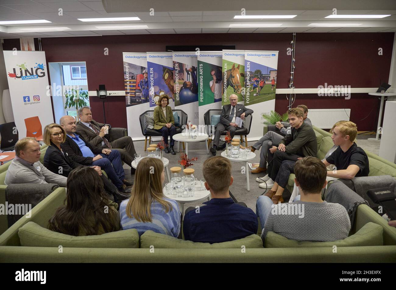 Première visite de la journée : le roi Carl XVI Gustaf et la reine Silvia visitent Osbecksgymnasiet à Laholm, en Suède . le 28 octobre 2021.Le couple royal suédois visite le paysage de Halland dans le sud de la Suède pour attirer l'attention sur les efforts locaux à la suite de la pandémie.Ils visitent, entre autres choses, une école secondaire et un centre médical à Laholm.Et après le déjeuner de réunion avec les dirigeants de la région et les chefs d'entreprise à Halland.En raison de la pandémie COVID-19, la famille royale visite les 21 comtés de Suède.C'est une façon pour la famille royale de présenter ses condoléances aux personnes touchées et de prêter attention aux efforts locaux Banque D'Images