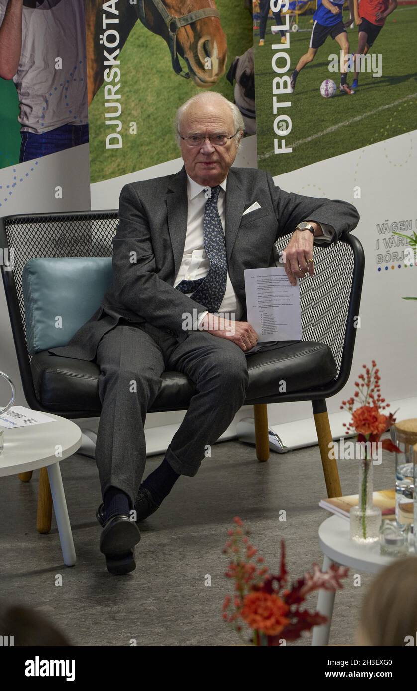 Première visite de la journée : le roi Carl XVI Gustaf et la reine Silvia visitent Osbecksgymnasiet à Laholm, en Suède . le 28 octobre 2021.Le couple royal suédois visite le paysage de Halland dans le sud de la Suède pour attirer l'attention sur les efforts locaux à la suite de la pandémie.Ils visitent, entre autres choses, une école secondaire et un centre médical à Laholm.Et après le déjeuner de réunion avec les dirigeants de la région et les chefs d'entreprise à Halland.En raison de la pandémie COVID-19, la famille royale visite les 21 comtés de Suède.C'est une façon pour la famille royale de présenter ses condoléances aux personnes touchées et de prêter attention aux efforts locaux Banque D'Images