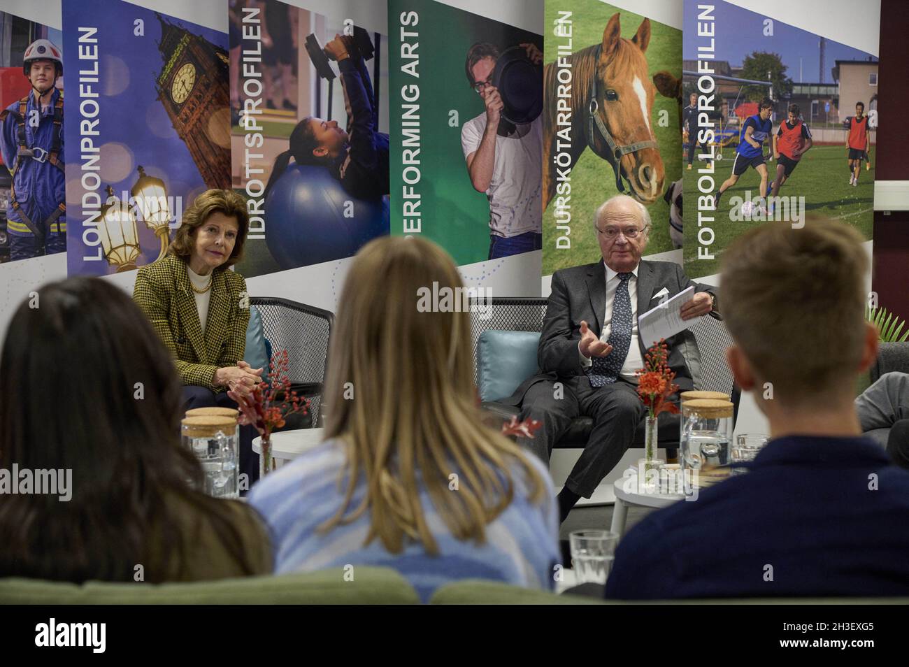 Première visite de la journée : le roi Carl XVI Gustaf et la reine Silvia visitent Osbecksgymnasiet à Laholm, en Suède . le 28 octobre 2021.Le couple royal suédois visite le paysage de Halland dans le sud de la Suède pour attirer l'attention sur les efforts locaux à la suite de la pandémie.Ils visitent, entre autres choses, une école secondaire et un centre médical à Laholm.Et après le déjeuner de réunion avec les dirigeants de la région et les chefs d'entreprise à Halland.En raison de la pandémie COVID-19, la famille royale visite les 21 comtés de Suède.C'est une façon pour la famille royale de présenter ses condoléances aux personnes touchées et de prêter attention aux efforts locaux Banque D'Images