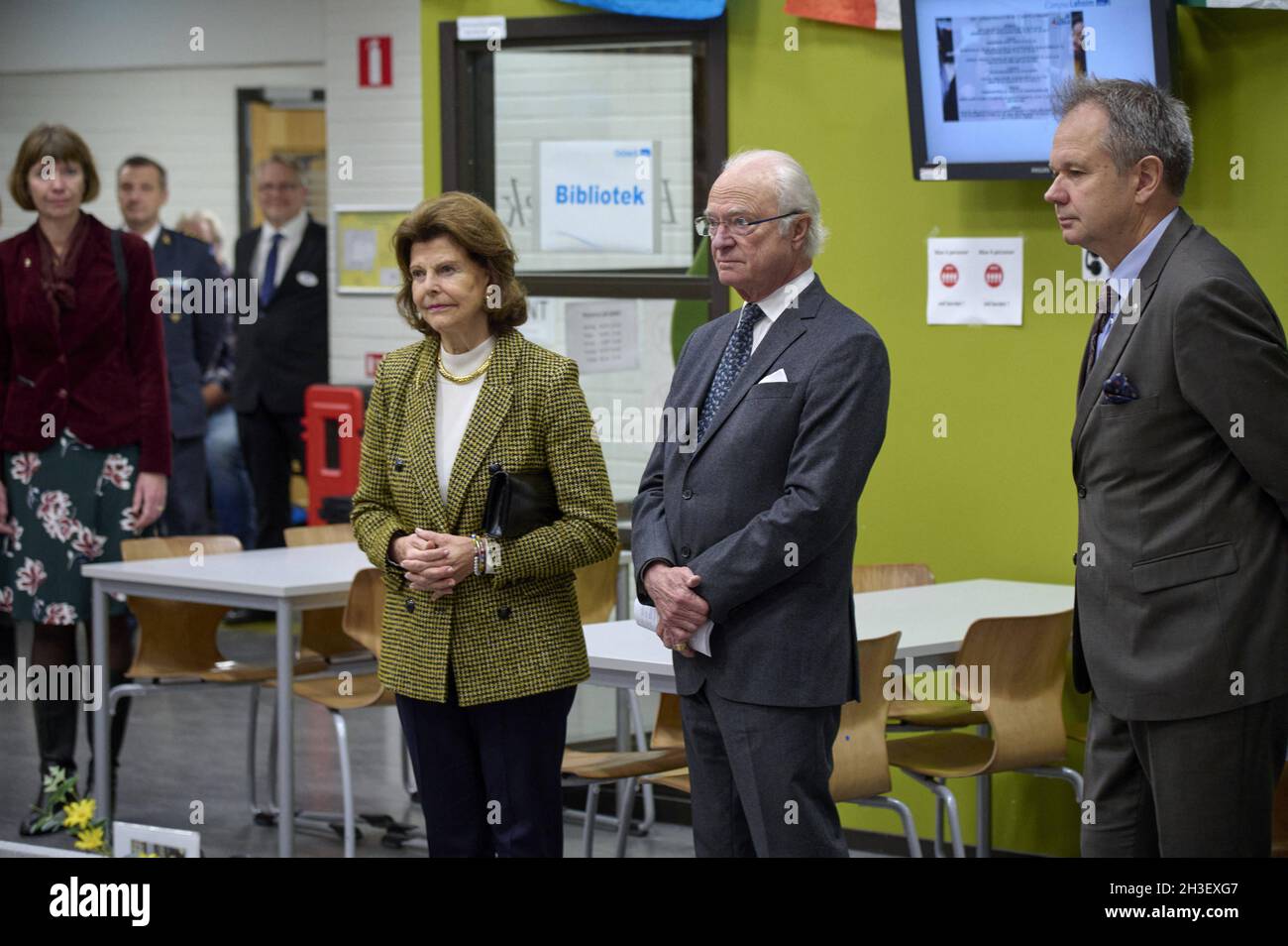 Première visite de la journée : le roi Carl XVI Gustaf et la reine Silvia visitent Osbecksgymnasiet à Laholm, en Suède . le 28 octobre 2021.Le couple royal suédois visite le paysage de Halland dans le sud de la Suède pour attirer l'attention sur les efforts locaux à la suite de la pandémie.Ils visitent, entre autres choses, une école secondaire et un centre médical à Laholm.Et après le déjeuner de réunion avec les dirigeants de la région et les chefs d'entreprise à Halland.En raison de la pandémie COVID-19, la famille royale visite les 21 comtés de Suède.C'est une façon pour la famille royale de présenter ses condoléances aux personnes touchées et de prêter attention aux efforts locaux Banque D'Images
