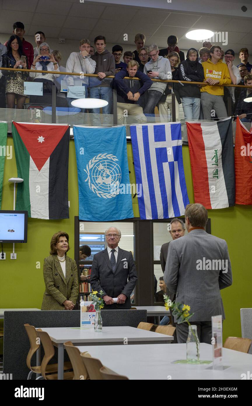 Première visite de la journée : le roi Carl XVI Gustaf et la reine Silvia visitent Osbecksgymnasiet à Laholm, en Suède . le 28 octobre 2021.Le couple royal suédois visite le paysage de Halland dans le sud de la Suède pour attirer l'attention sur les efforts locaux à la suite de la pandémie.Ils visitent, entre autres choses, une école secondaire et un centre médical à Laholm.Et après le déjeuner de réunion avec les dirigeants de la région et les chefs d'entreprise à Halland.En raison de la pandémie COVID-19, la famille royale visite les 21 comtés de Suède.C'est une façon pour la famille royale de présenter ses condoléances aux personnes touchées et de prêter attention aux efforts locaux Banque D'Images