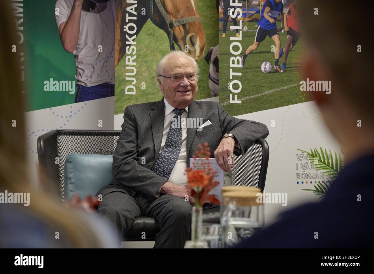 Première visite de la journée : le roi Carl XVI Gustaf et la reine Silvia visitent Osbecksgymnasiet à Laholm, en Suède . le 28 octobre 2021.Le couple royal suédois visite le paysage de Halland dans le sud de la Suède pour attirer l'attention sur les efforts locaux à la suite de la pandémie.Ils visitent, entre autres choses, une école secondaire et un centre médical à Laholm.Et après le déjeuner de réunion avec les dirigeants de la région et les chefs d'entreprise à Halland.En raison de la pandémie COVID-19, la famille royale visite les 21 comtés de Suède.C'est une façon pour la famille royale de présenter ses condoléances aux personnes touchées et de prêter attention aux efforts locaux Banque D'Images