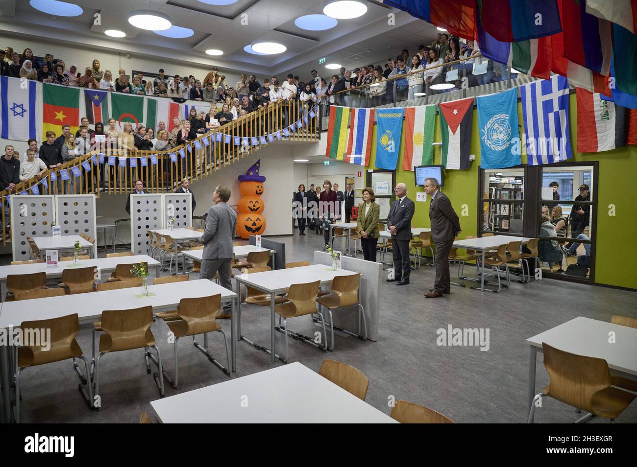 Première visite de la journée : le roi Carl XVI Gustaf et la reine Silvia visitent Osbecksgymnasiet à Laholm, en Suède . le 28 octobre 2021.Le couple royal suédois visite le paysage de Halland dans le sud de la Suède pour attirer l'attention sur les efforts locaux à la suite de la pandémie.Ils visitent, entre autres choses, une école secondaire et un centre médical à Laholm.Et après le déjeuner de réunion avec les dirigeants de la région et les chefs d'entreprise à Halland.En raison de la pandémie COVID-19, la famille royale visite les 21 comtés de Suède.C'est une façon pour la famille royale de présenter ses condoléances aux personnes touchées et de prêter attention aux efforts locaux Banque D'Images