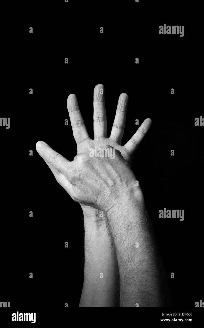 Image B+W dramatique de la main mâle dactylographiée BSL British langue des signes lettre A isolée sur fond sombre Banque D'Images Image B+W dramatique de la main mâle dactylographiée BSL British langue des signes lettre A isolée sur fond sombre Banque D'Images