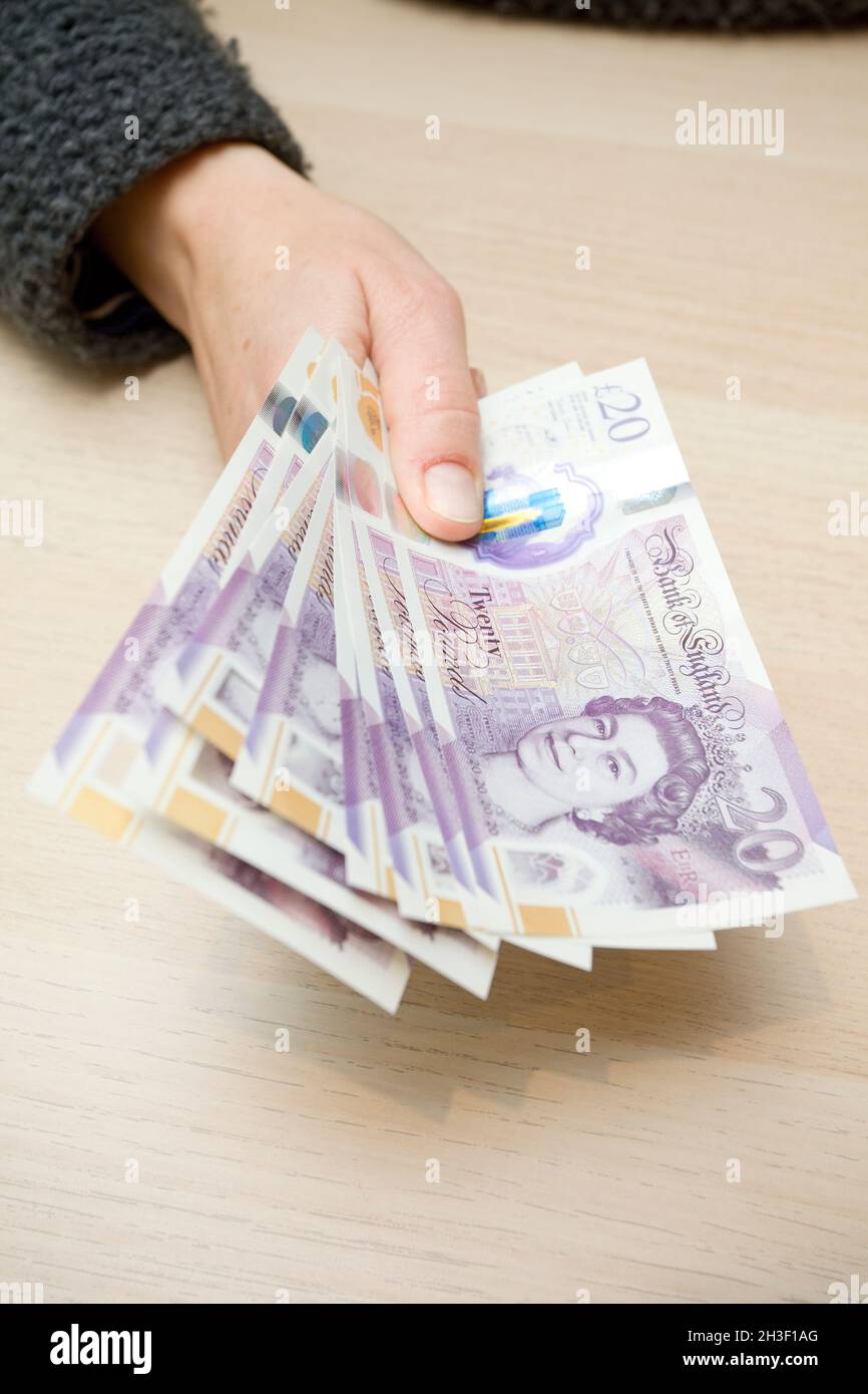 Remise de billets de vingt livres. royaume-uni Banque D'Images