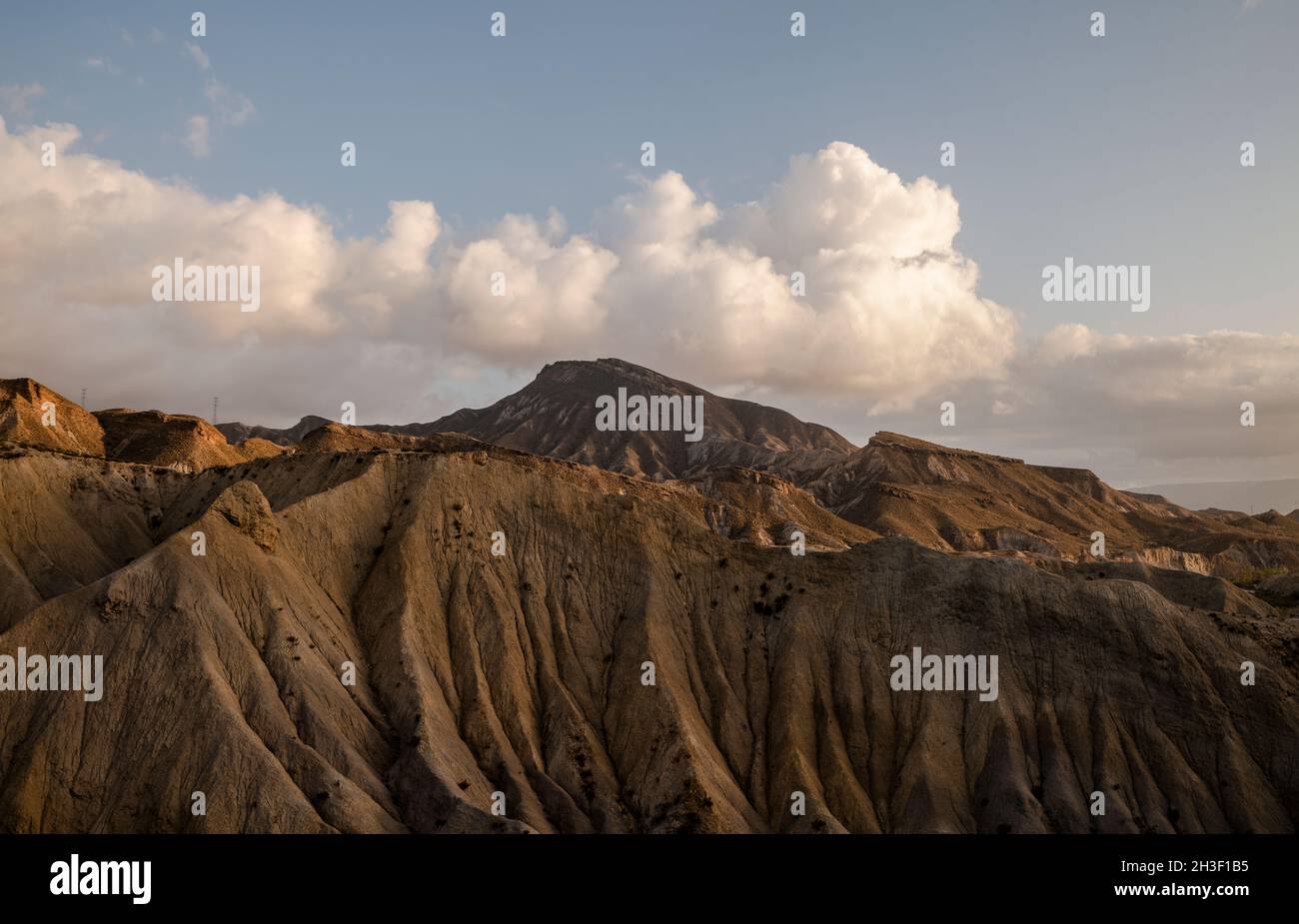 Paysage du désert de Tabernas à Almeria, Espagne, contre ciel nuageux Banque D'Images