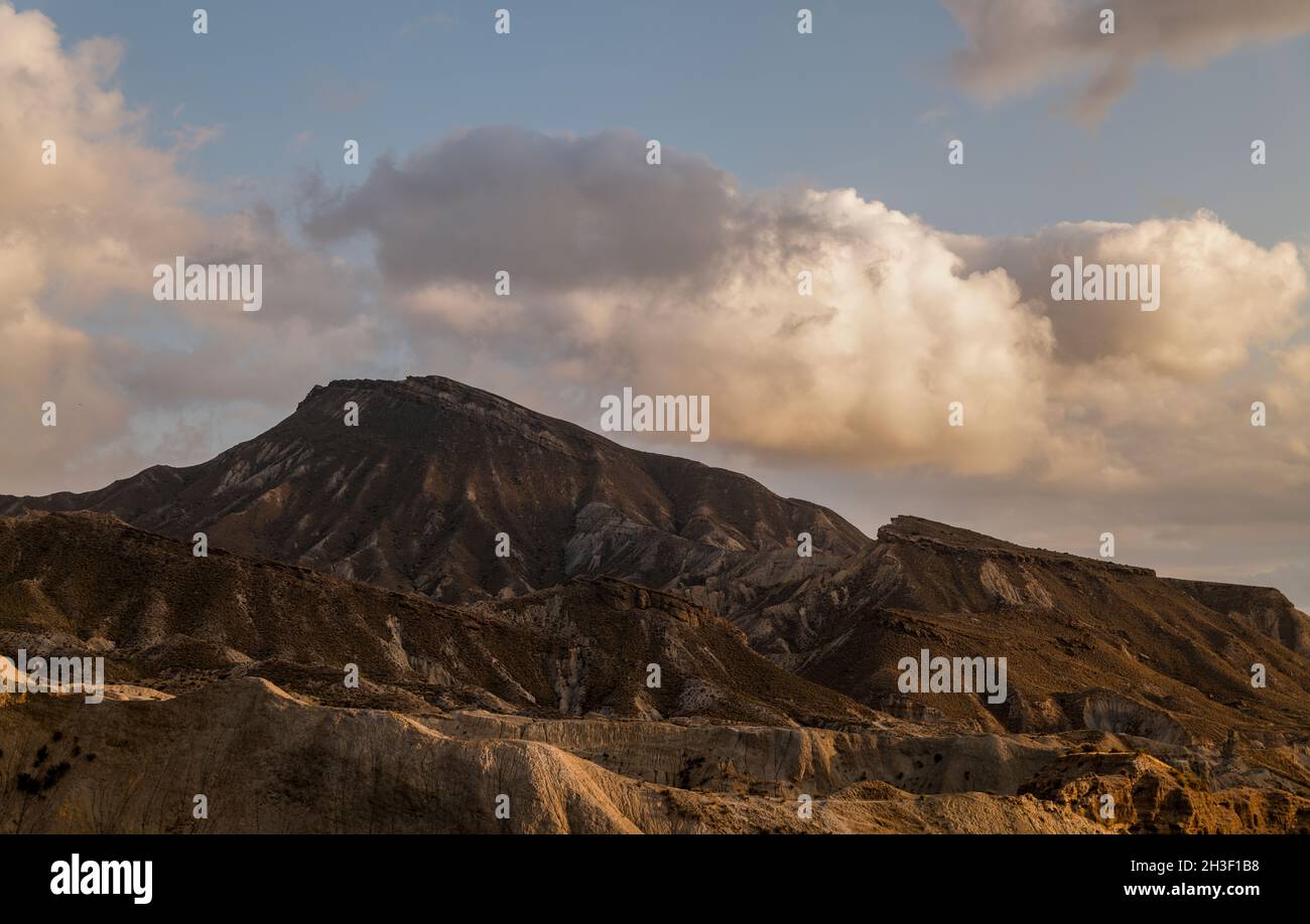 Paysage du désert de Tabernas à Almeria, Espagne, contre ciel nuageux Banque D'Images