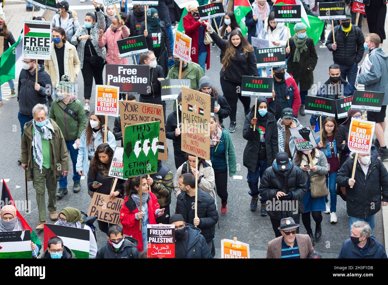 Les participants défilent en solidarité avec le peuple palestinien lors d'une manifestation pour la Palestine dans le centre de Londres, le 22 mai 2021. Banque D'Images