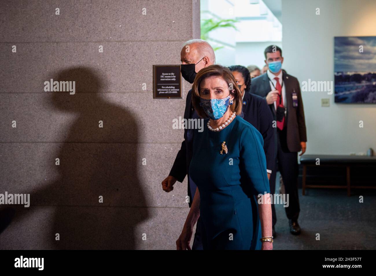 Le président des États-Unis Joe Biden et le président de la Chambre des représentants des États-Unis Nancy Pelosi (démocrate de Californie) quittent une réunion avec le caucus démocratique de la Chambre au Capitole des États-Unis à Washington, DC, le jeudi 28 octobre 2021.Crédit : Rod Lamkey/CNP/MediaPunch Banque D'Images