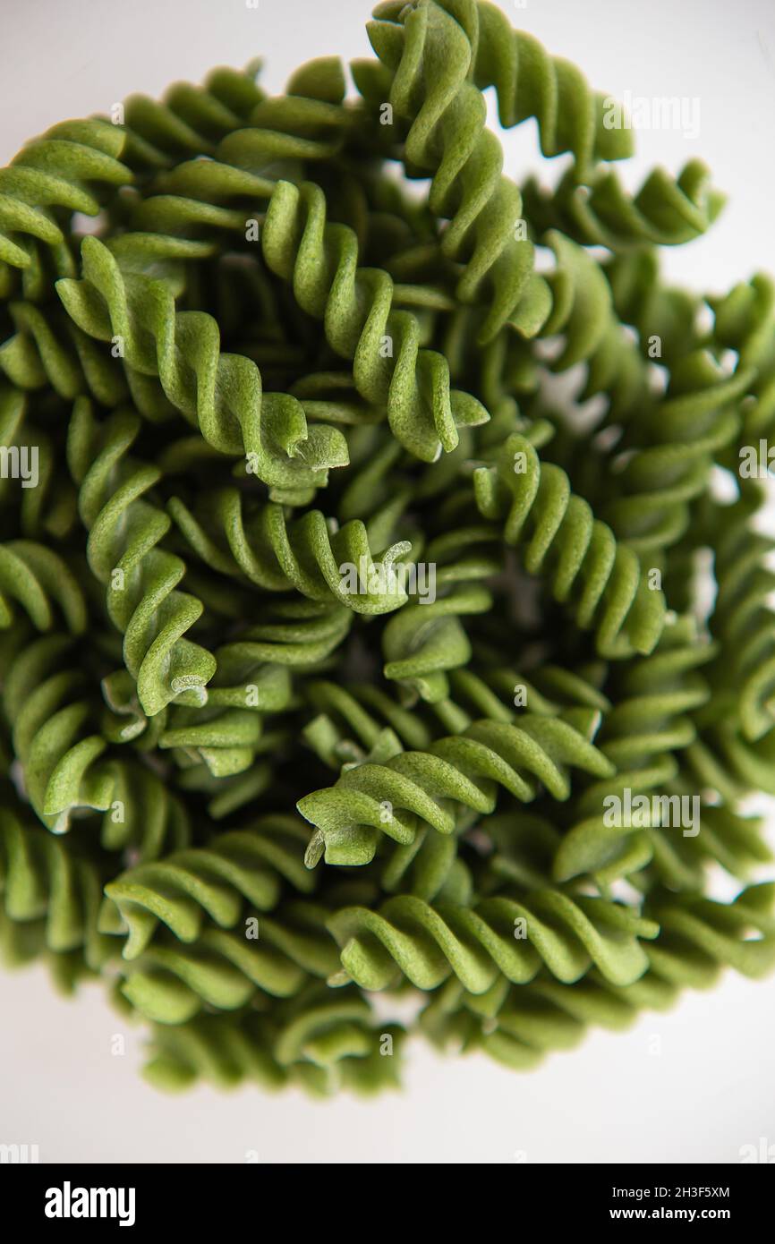 Pâtes fusilli vertes crues, naturelles à base d'épinards et de  spiruline.Des aliments délicieux et sains.Gros plan Photo Stock - Alamy