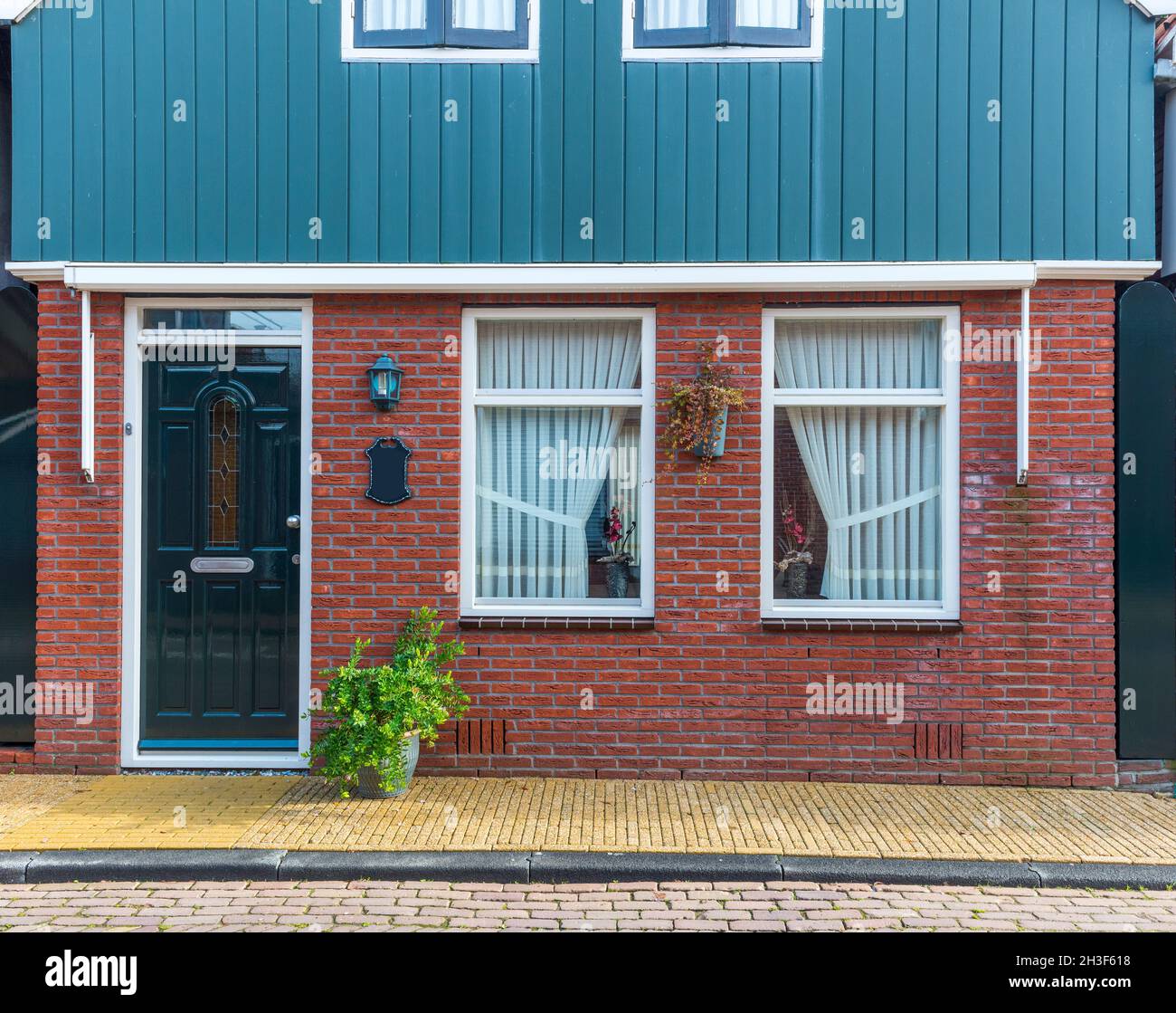 Le village hollandais typique abrite une façade.Style magnifique et authentique à Volendam.Hollande du Nord, pays-Bas. Banque D'Images