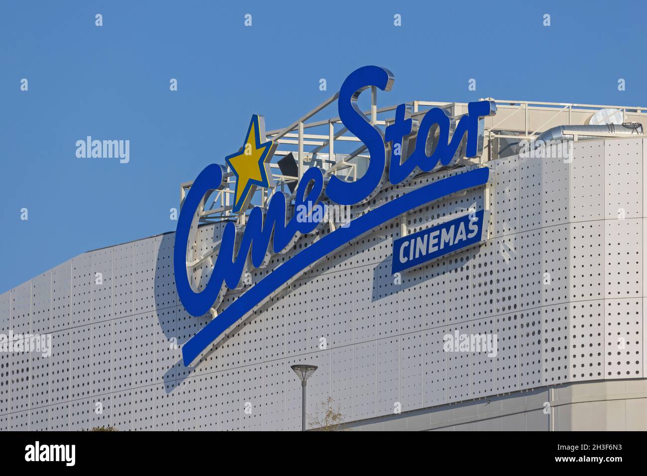 Belgrade, Serbie - 04 octobre 2021 : cinémas Big Sign Cine Star au centre commercial Top of Ada. Banque D'Images