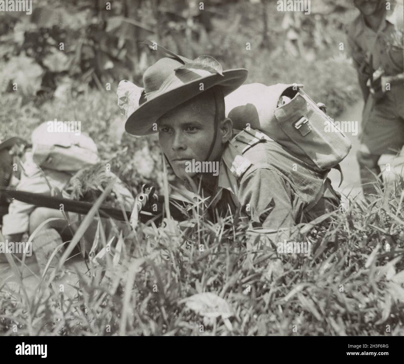 Une photo d'époque vers 1941 montrant des soldats de la 9e armée indienne britannique de Gurkha Rifles dans la jungle pendant l'invasion japonaise de Malaya et la chute de Singapour Banque D'Images