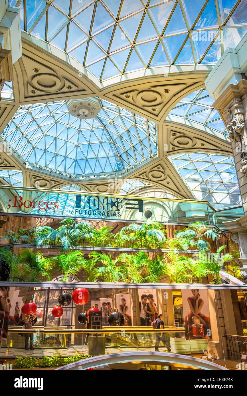 Intérieur du centre commercial Galerías Pacífico à Buenos Aires, Argentine. Banque D'Images