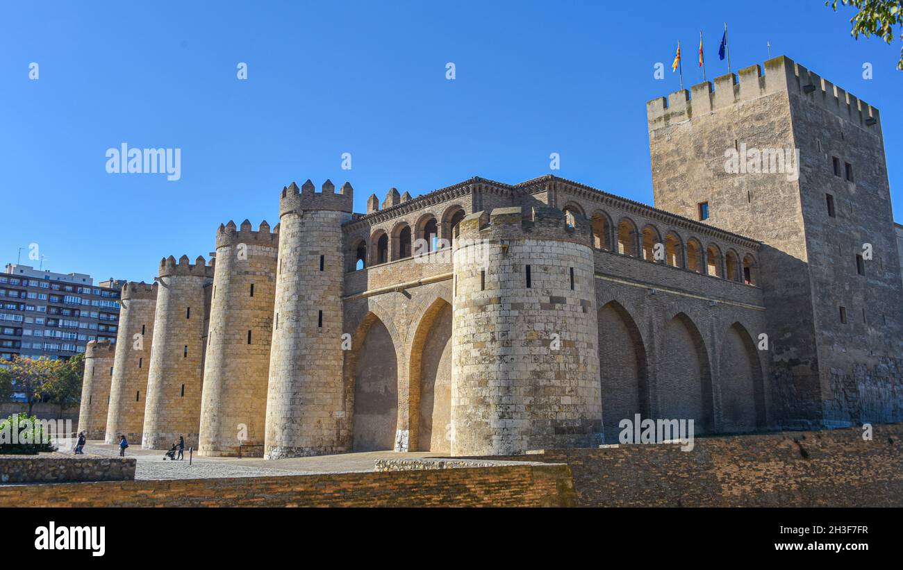 Saragosse, Espagne - 23 octobre 2021 : murs extérieurs du Palacio de la Aljaferia, Saragosse Banque D'Images