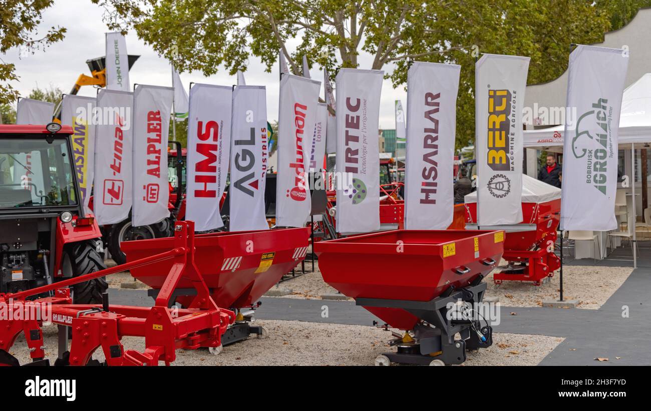 Novi Sad, Serbie - 21 septembre 2021 : le fabricant indien Mahindra Rise Flags au salon agricole Expo. Banque D'Images