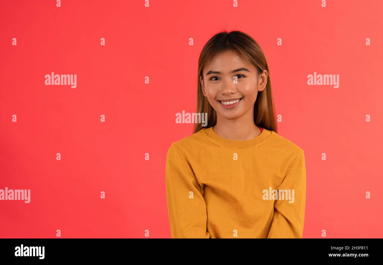 Jeune fille asiatique attrayante souriant en studio Banque D'Images