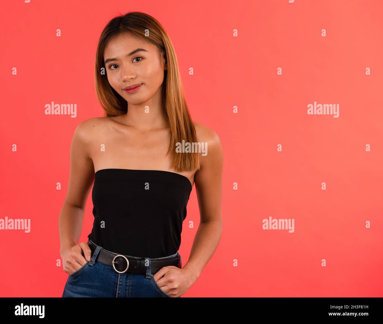 Portrait de jeune fille asiatique sexy souriante en studio Banque D'Images