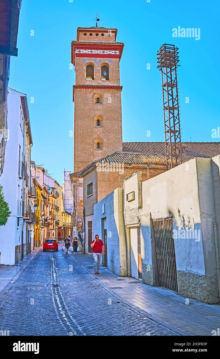 L'étroite rue Elvira avec un grand clocher en briques de l'église paroissiale de San Andres, quartier Albaicin, Grenade, Espagne Banque D'Images