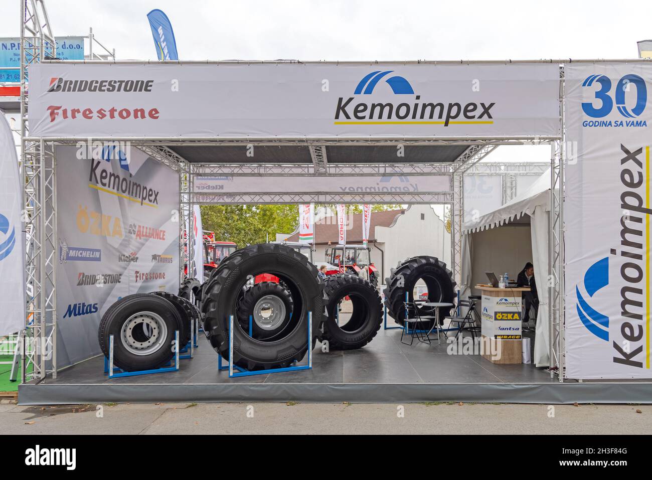 Novi Sad, Serbie - 21 septembre 2021 : pneus Bridgestone Firestone pour  tracteurs et moissonneuses-batteuses au stand de Kemoimpex du salon  agricole Expo Photo Stock - Alamy