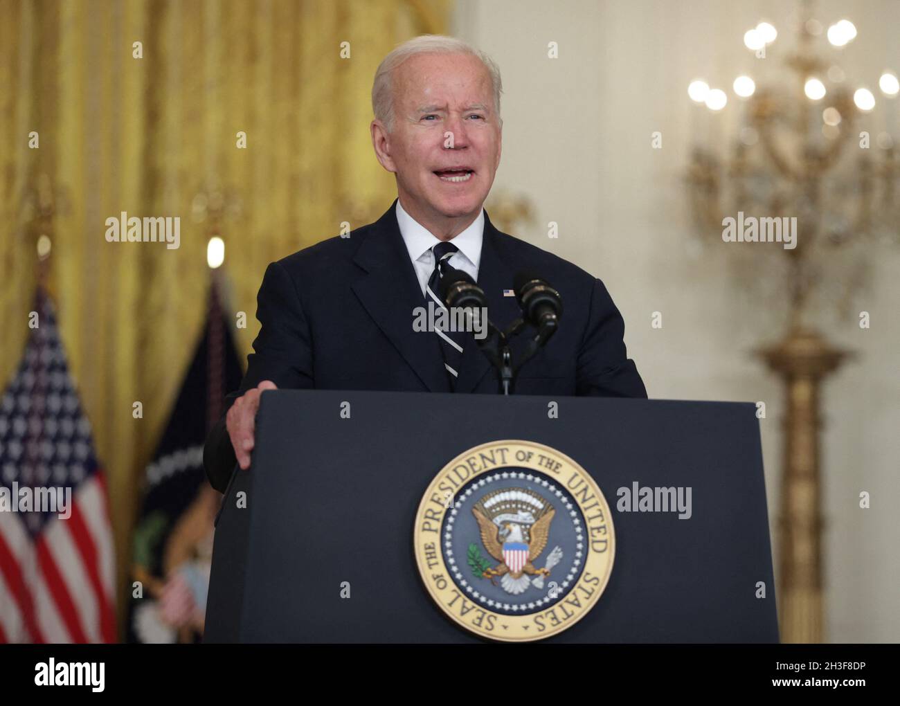 Le président Joe Biden a parlé de ses projets de loi sur les infrastructures et des compromis possibles sur le budget dans la salle est de la Maison Blanche à Washington, DC, le jeudi 28 octobre 2021.Biden a annoncé qu'il existe un accord-cadre pour les plans de dépenses de plusieurs milliers de milliards de dollars.Photo de Tasos Katopodis/Pool/ABACAPRESS.COM Banque D'Images