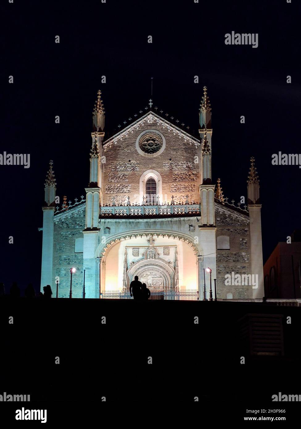 Ancien monastère de San Jerónimo el Real la nuit, à côté du musée du Prado.Les monastères les plus importants de Madrid, en Espagne.Europe.Photographie verticale Banque D'Images