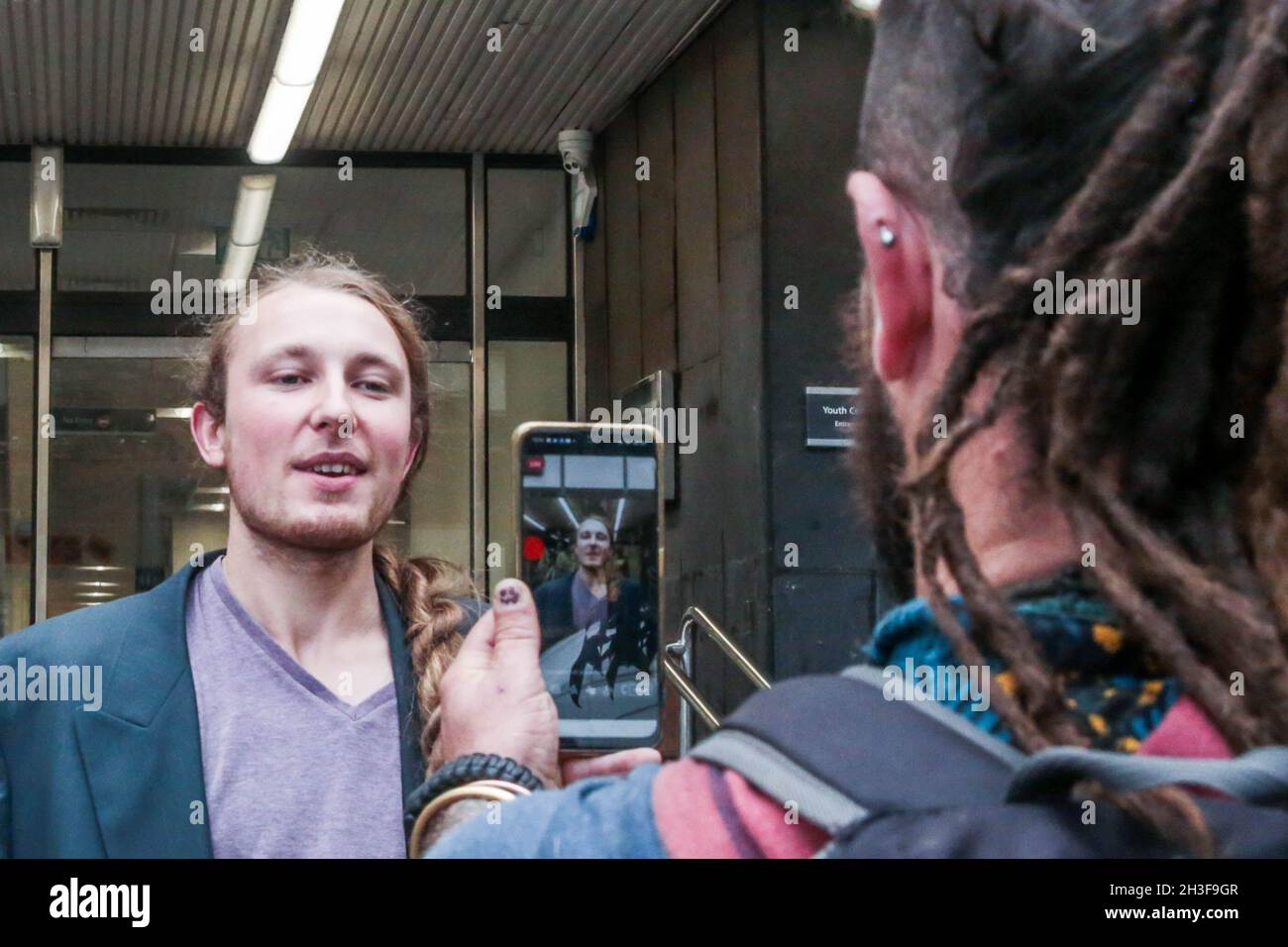 Londres, Angleterre, Royaume-Uni.28 octobre 2021.Highbury Corner Magistrate court, Londres, Royaume-Uni, 28 octobre 2021.Le protecteur d'arbre Stefan Wright (28) quitte le tribunal à la fin de son procès.Malgré la décision de la haute Cour de mars dernier et le rejet de toute accusation liée à l'occupation des tunnels sous Euston Square Gardens plus tôt ce mois-ci, l'équipe juridique HS2 a modifié leurs accusations, le vendredi 22 octobre.Aujourd'hui, quatre protecteurs d'arbres ont été condamnés pour intrusion et obstruction aggravées des ouvrages de HS2, avec une décharge de 12 mois et une amende de 172 £ 00.Les avocats des accusés, Da Banque D'Images