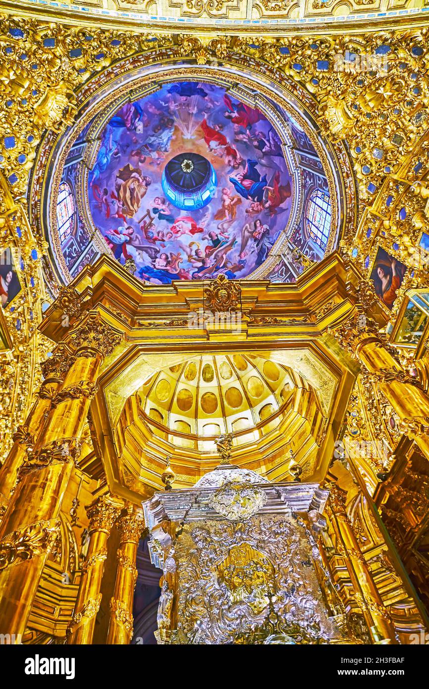 GRENADE, ESPAGNE - 27 SEPTEMBRE 2019 : la tombe argentée de Saint Jean de Dieu sous la voûte dorée de Camarin de la basilique San Juan de Dios, le 27 septembre à Grana Banque D'Images