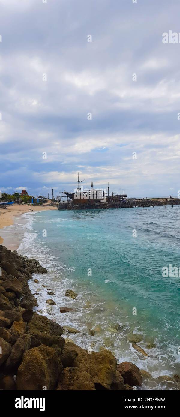 Vue sur le magnifique lever du soleil sur la plage de Melasti avec soleil du lever du soleil le matin.Denpasar, Indonésie, 29 octobre 2021 Banque D'Images