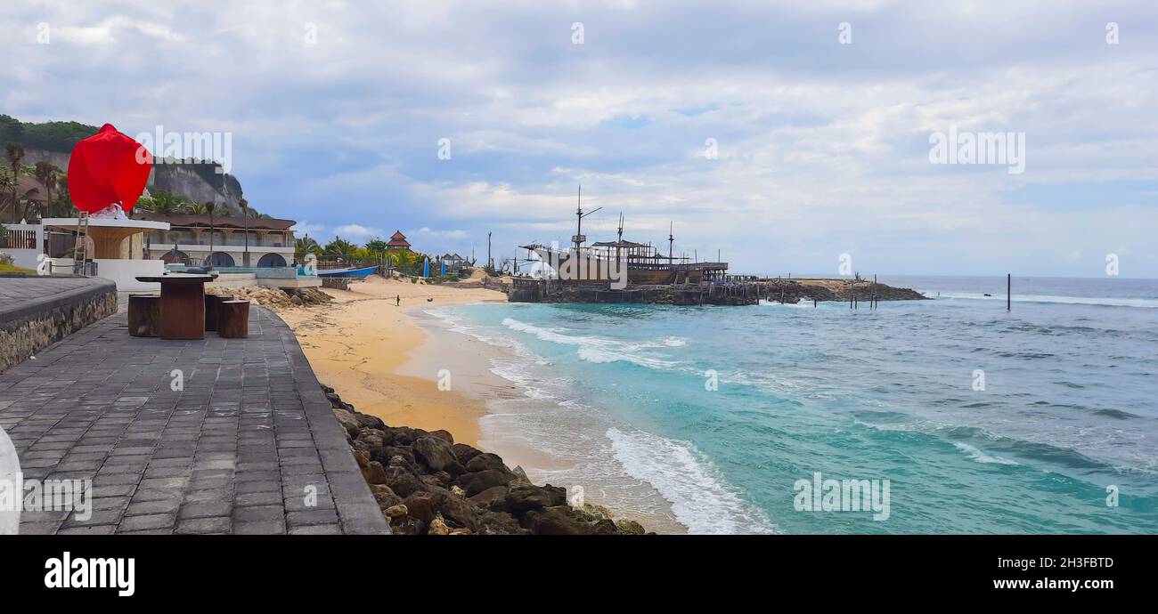 Vue sur le magnifique lever du soleil sur la plage de Melasti avec soleil du lever du soleil le matin.Denpasar, Indonésie, 29 octobre 2021 Banque D'Images