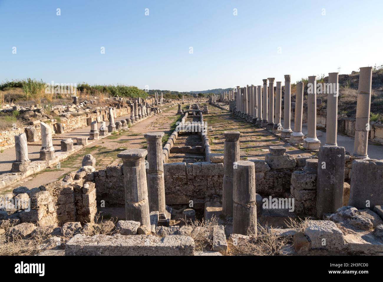 En regardant vers le sud le long du canal d'eau, construit pendant la période romaine, à l'ancienne ville grecque de Perge (Perga) dans la région d'Anatolie en Turquie. Banque D'Images