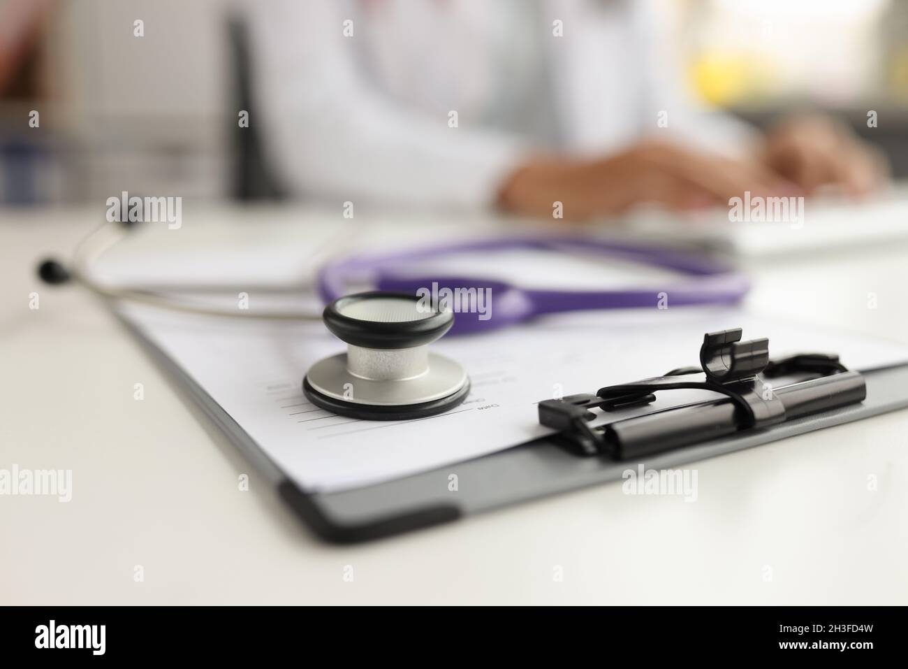 Stéthoscope violet situé sur des documents médicaux en gros plan Banque D'Images