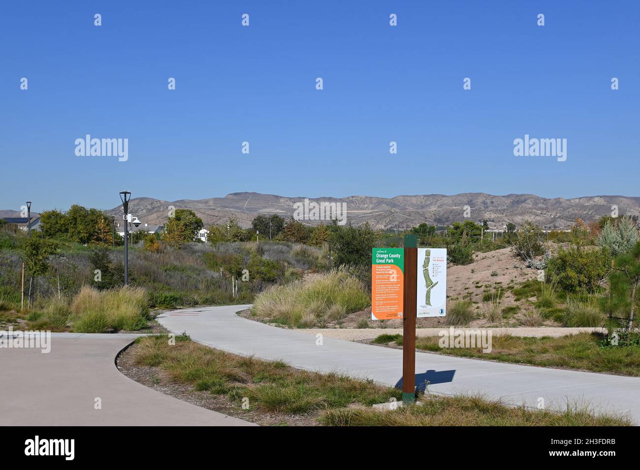 IRVINE, CALIFORNIE - 27 octobre 2021 : maisons autour des sentiers du Grand Parc, 1.5 kilomètres de marche et de vélo dans la région de Upper Bee et Bosque, Banque D'Images