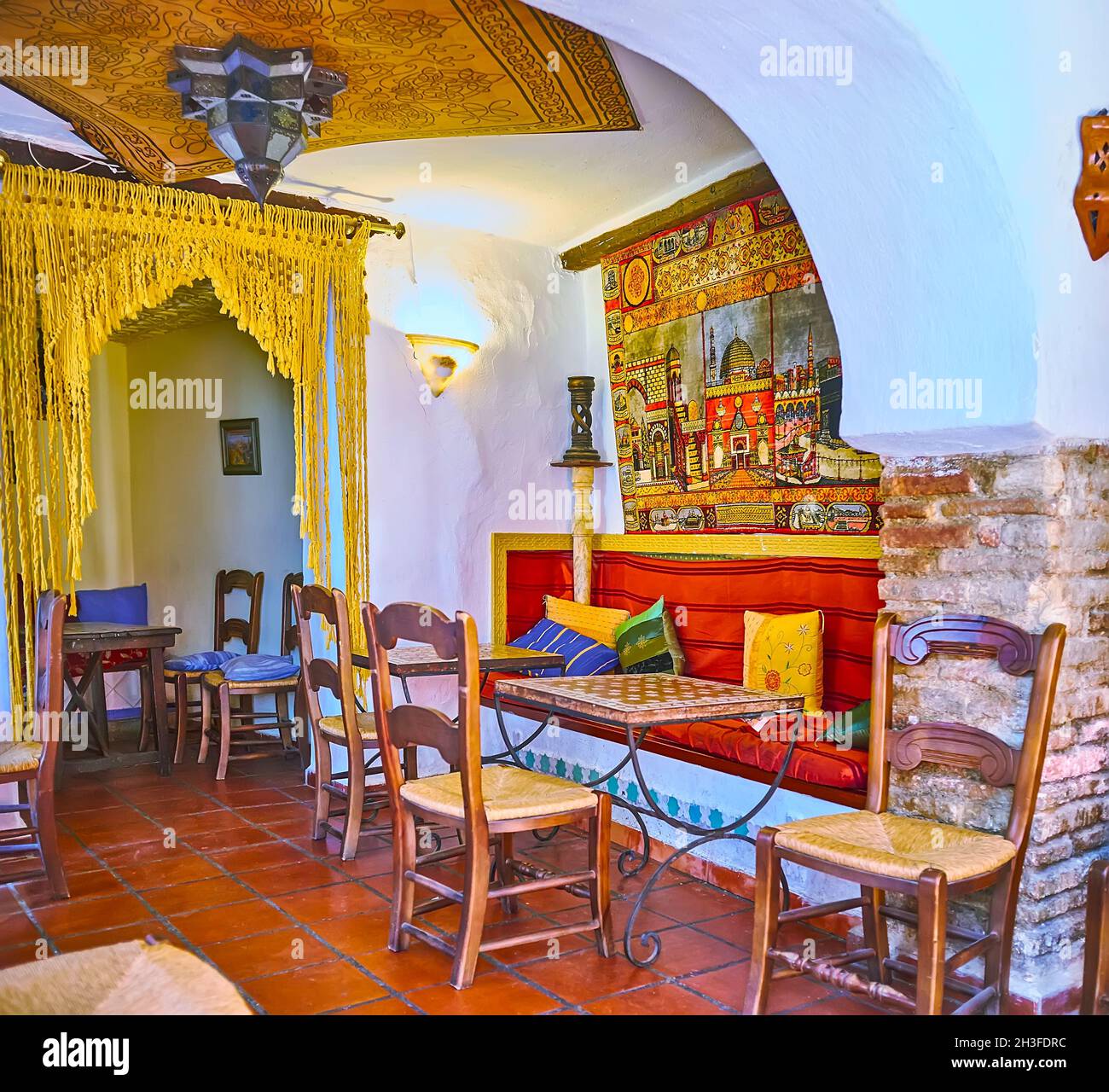 GRENADE, ESPAGNE - 27 SEPTEMBRE 2019 : intérieur d'une maison de thé de  style arabe traditionnel avec meubles en bois, tapis, lumières arabes et  motifs islamiques Photo Stock - Alamy