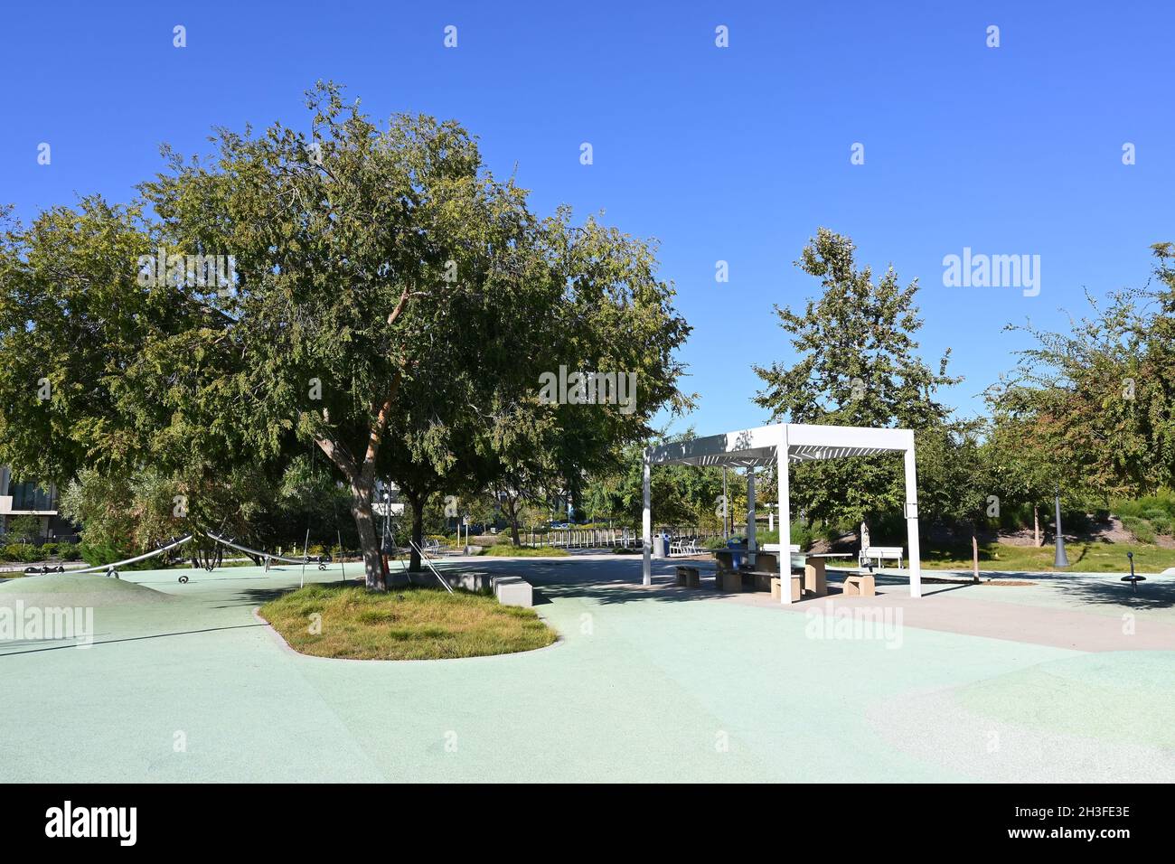 IRVINE, CALIFORNIE - 27 octobre 2021 : tables de pique-nique dans l'aire de jeux pour enfants, Great Park Trails un espace de 1.5 miles de marche et de vélo dans toute l'U Banque D'Images