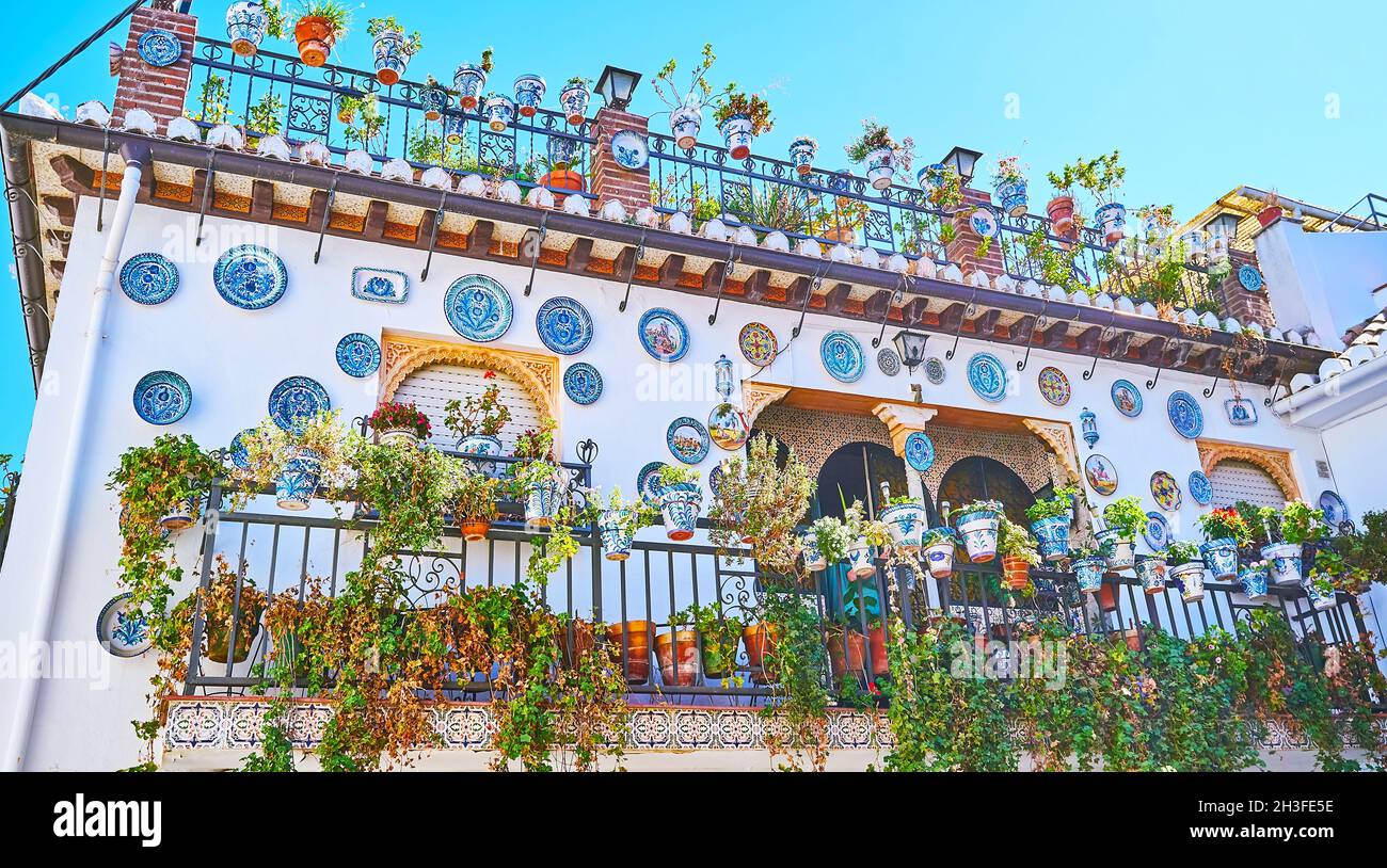 Les plaques de céramique peintes à la main sont une décoration extérieure traditionnelle en Andalousie, ainsi que les plantes vertes et les fleurs dans des pots colorés, Albaicin Alto, Banque D'Images