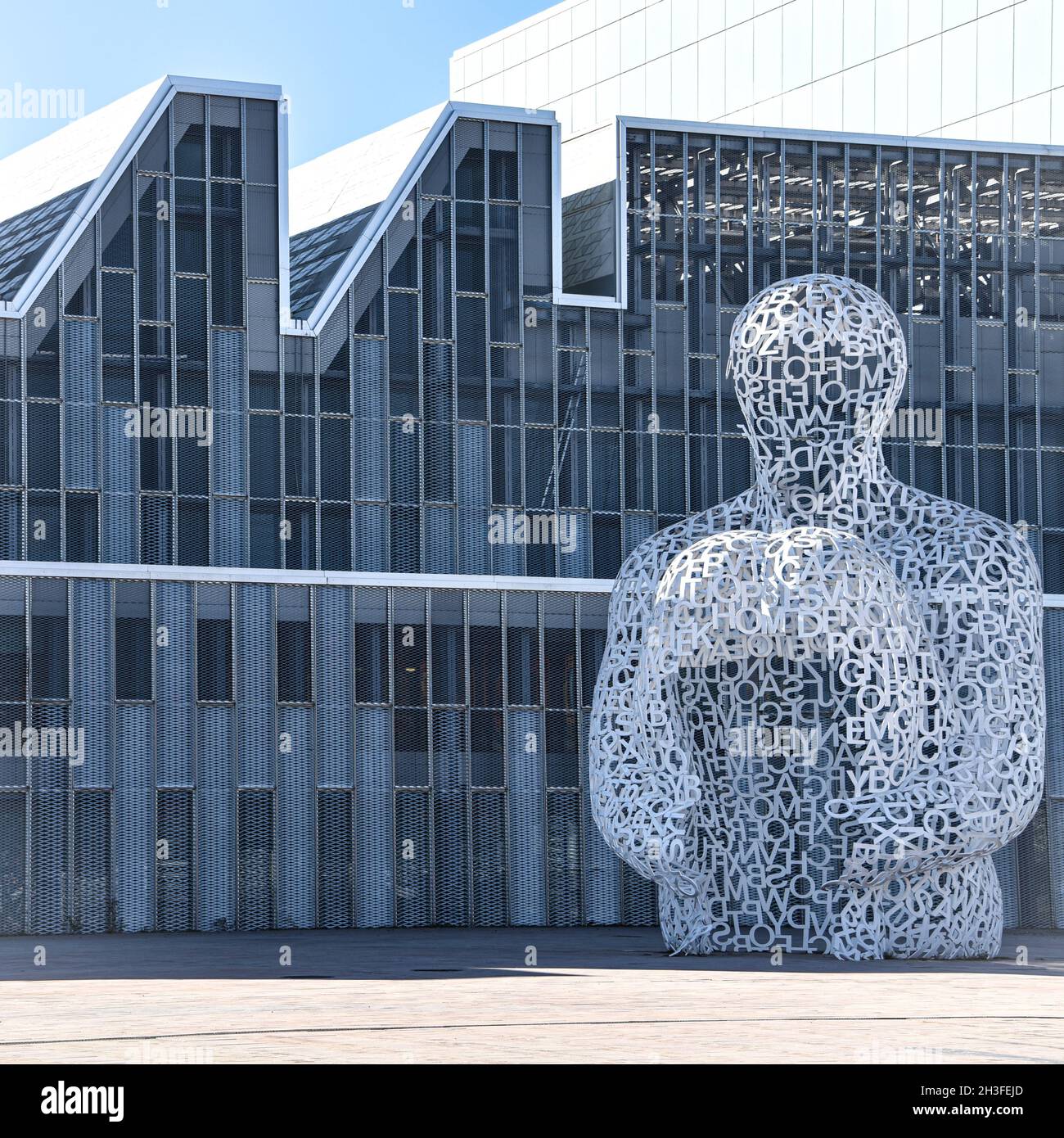 Saragosse, Espagne - 23 octobre 2021 : la sculpture moderne Alma del Ebro (l'âme de l'Ebre) devant le palais du Congrès, Zaragoza EXPO Banque D'Images