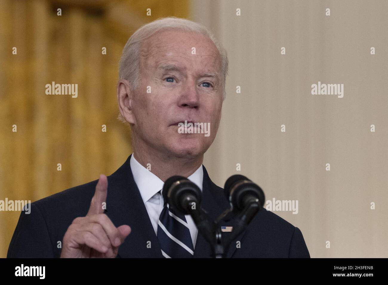 Le président Joe Biden a parlé de ses projets de loi sur les infrastructures et des compromis possibles sur le budget dans la salle est de la Maison Blanche à Washington, DC, le jeudi 28 octobre 2021.Biden a annoncé qu'il existe un accord-cadre pour les plans de dépenses de plusieurs milliers de milliards de dollars.Photo de Tasos Katopodis/Pool/ABACAPRESS.COM Banque D'Images
